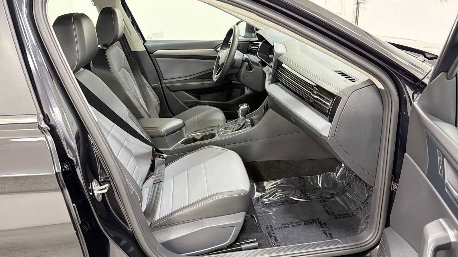 Used 2025 Volkswagen Jetta SE FWD image 28