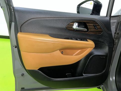 Used 2023 Chrysler Pacifica Pinnacle FWD image 16
