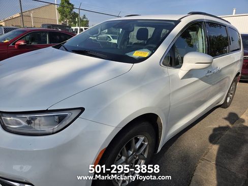 Used 2021 Chrysler Pacifica Touring FWD image 5