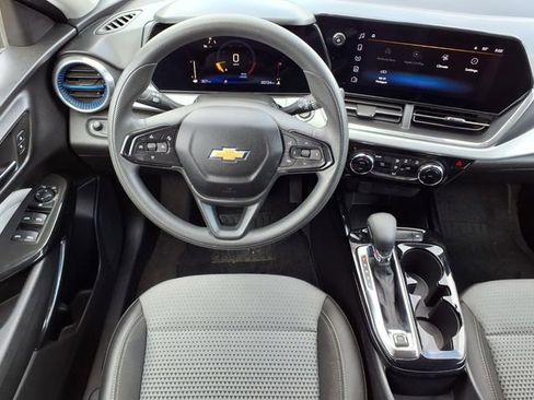 Used 2025 Chevrolet Trax LT FWD image 5