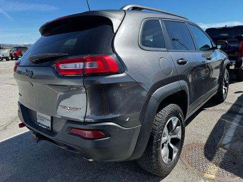 Used 2018 Jeep Cherokee Trailhawk AWD/4WD image 5