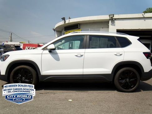 Used 2025 Volkswagen Taos SE w/ Panoramic Sunroof Package FWD image 5