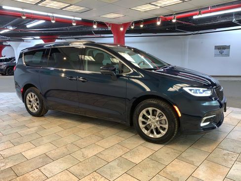 Used 2022 Chrysler Pacifica Touring-L w/ Uconnect Theater Family Group image 8