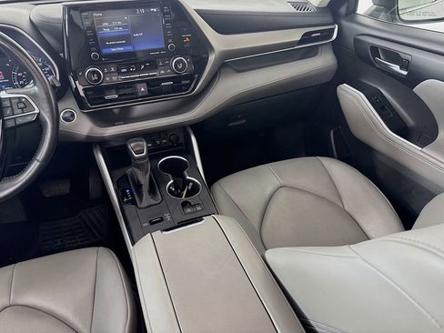 Used 2020 Toyota Highlander XLE FWD image 29