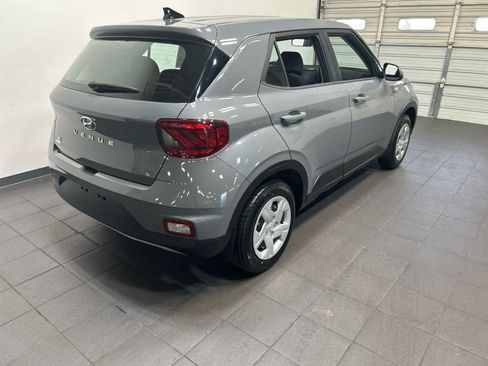 Used 2020 Hyundai Venue SE FWD image 3