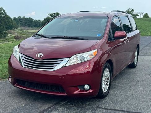 Used 2015 Toyota Sienna XLE Premium FWD image 3