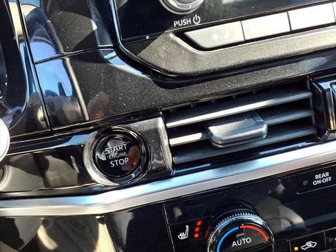 Used 2025 Nissan Pathfinder SV image 30