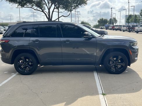Used 2022 Jeep Grand Cherokee Altitude AWD/4WD image 10