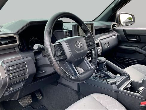 Used 2025 Toyota Tacoma SR5 AWD/4WD image 16