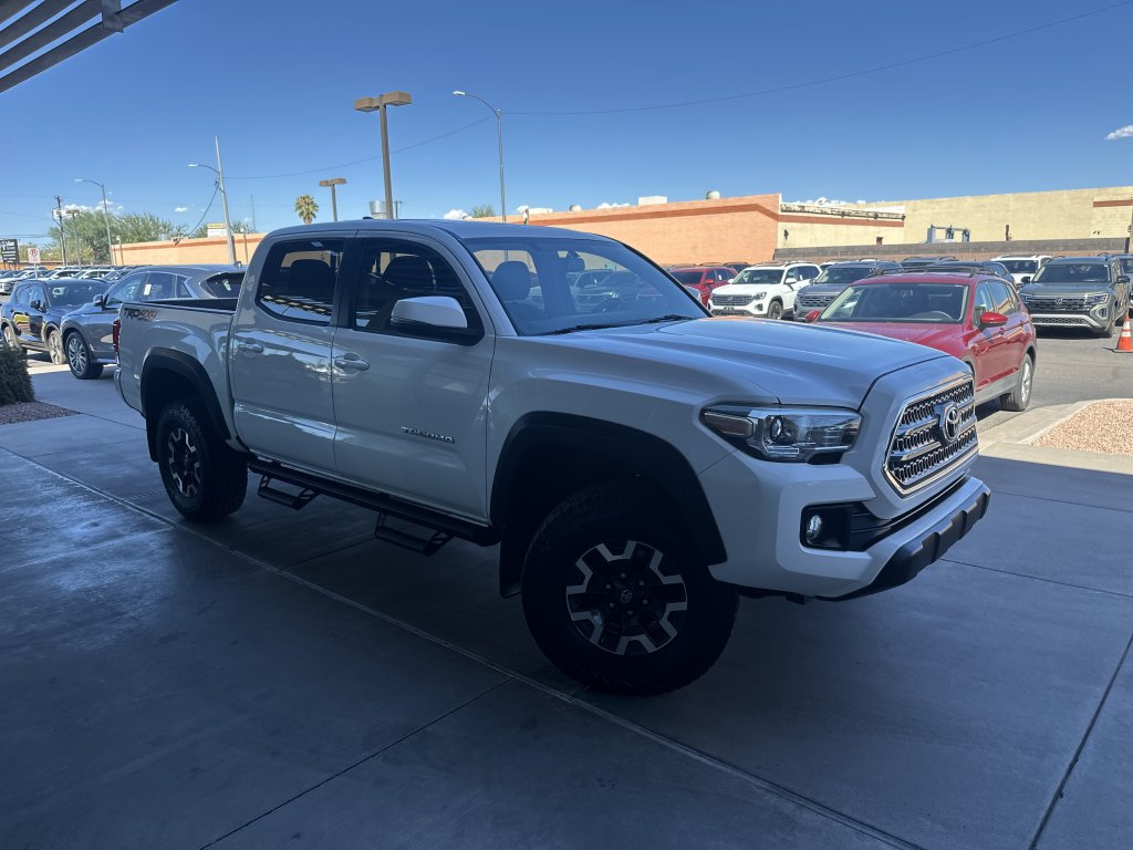 Used 2016 Toyota Tacoma TRD Off-Road w/ Premium & Technology Package AWD/4WD image 5