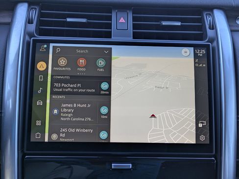 Used 2024 Land Rover Discovery Dynamic SE image 13