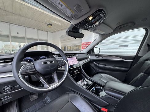 Used 2023 Jeep Grand Cherokee Limited image 11