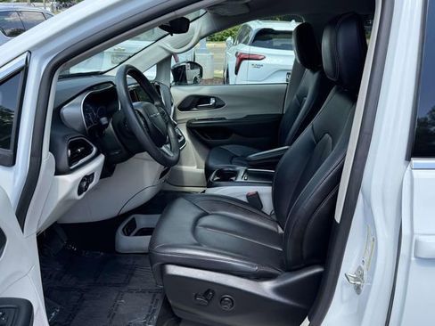 Used 2024 Chrysler Pacifica Touring-L FWD image 10