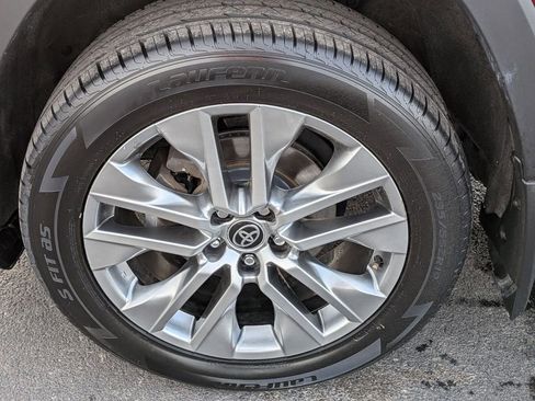 Used 2022 Toyota RAV4 XLE Premium image 10