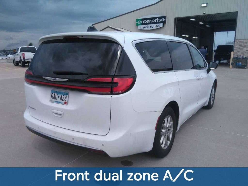 Used 2024 Chrysler Pacifica Touring-L FWD image 11