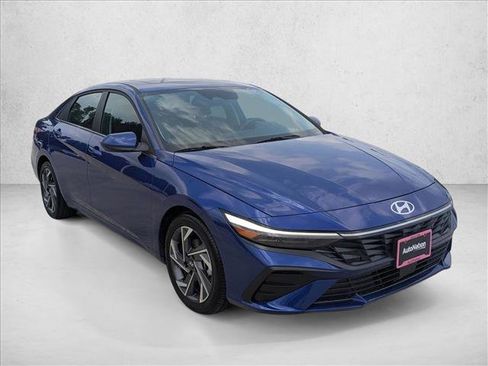 Used 2025 Hyundai Elantra SEL FWD image 3