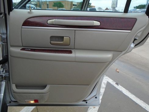 Used 2004 Lincoln Town Car Signature image 31