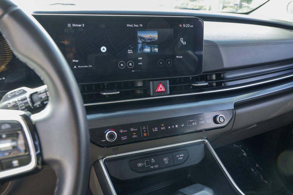 Used 2025 Kia Carnival FWD image 31