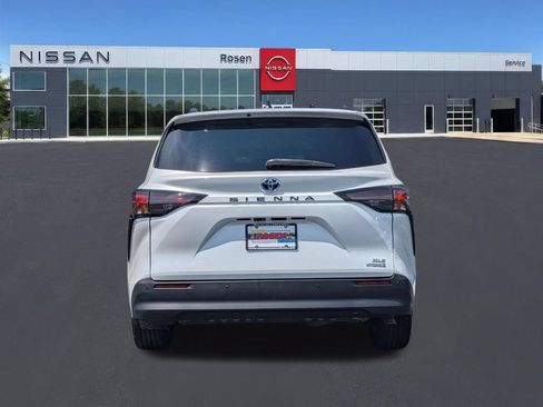 Used 2023 Toyota Sienna XLE FWD image 4