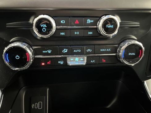 Used 2025 Ford F150 Lightning XLT image 19