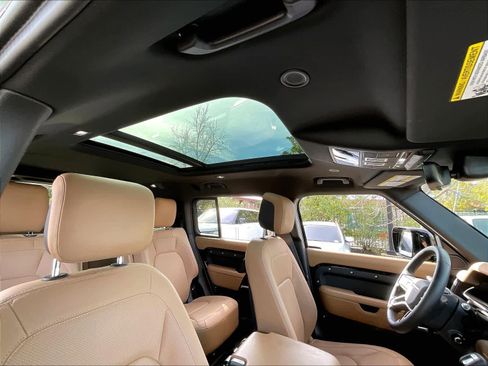 Used 2025 Land Rover Defender 130 X-Dynamic SE image 23