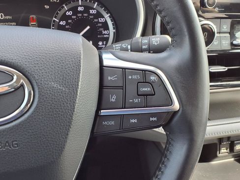 Used 2020 Toyota Highlander XLE FWD image 24