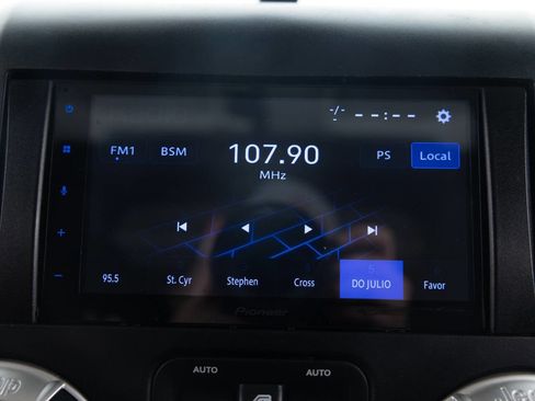 Used 2017 Jeep Wrangler Unlimited Sahara w/ Connectivity Group AWD/4WD image 32