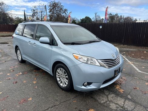 Used 2015 Toyota Sienna image 2