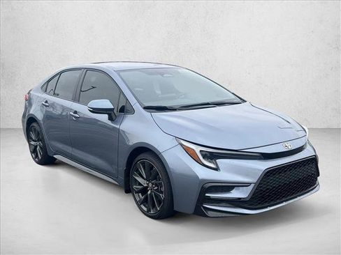 Used 2025 Toyota Corolla SE image 3