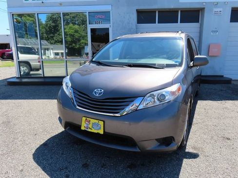 Used 2016 Toyota Sienna LE AWD/4WD image 2