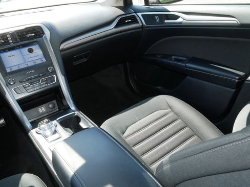 Used 2019 Ford Fusion SE FWD image 11