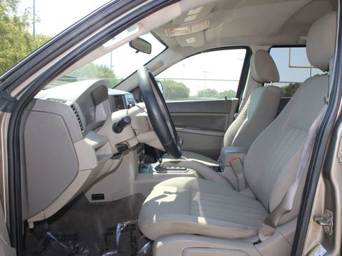 Used 2006 Jeep Grand Cherokee Laredo RWD image 8