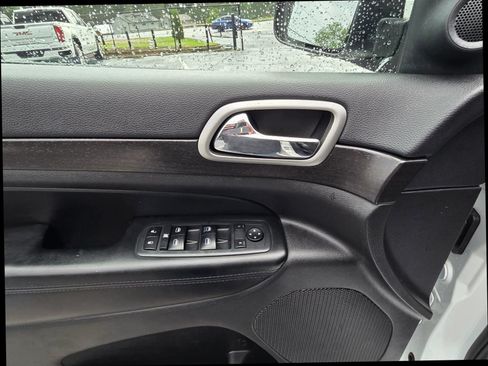 Used 2017 Jeep Grand Cherokee Altitude RWD image 21