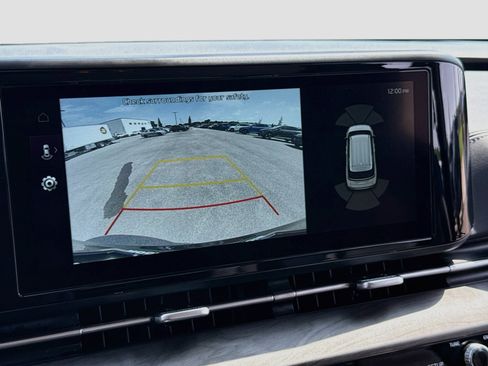 Used 2024 Kia Carnival EX FWD image 17
