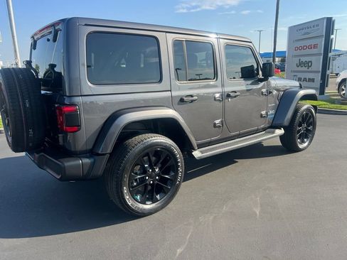 Used 2022 Jeep Wrangler Unlimited Sahara AWD/4WD image 15