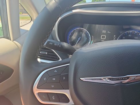 Used 2023 Chrysler Pacifica Touring-L FWD image 30
