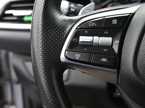 Used 2025 Genesis G70 2.5T image 31