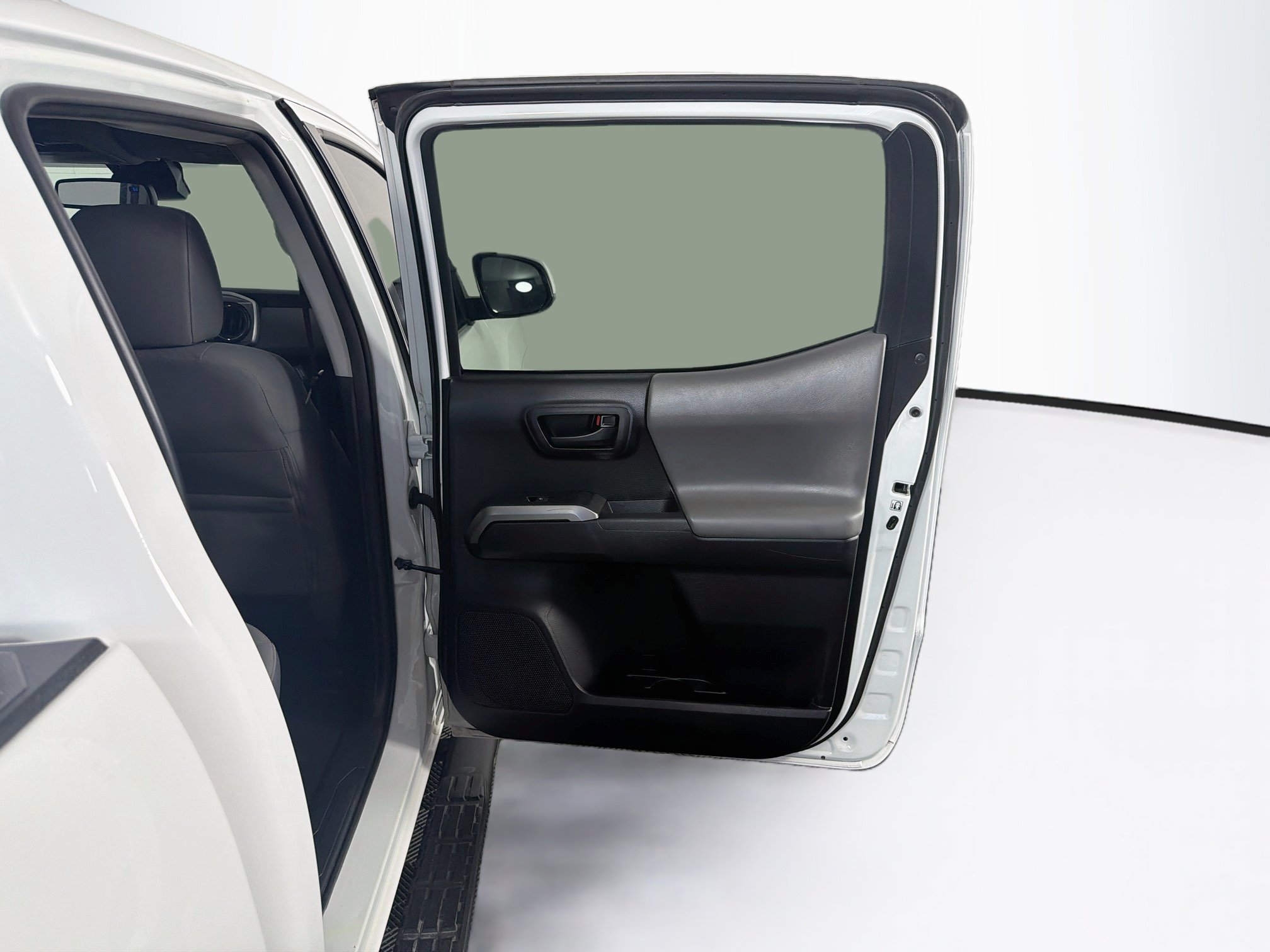 Used 2020 Toyota Tacoma SR5 RWD image 29