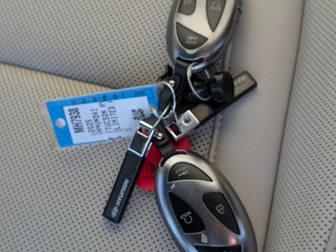 Certified 2025 Hyundai Tucson Limited AWD/4WD image 37