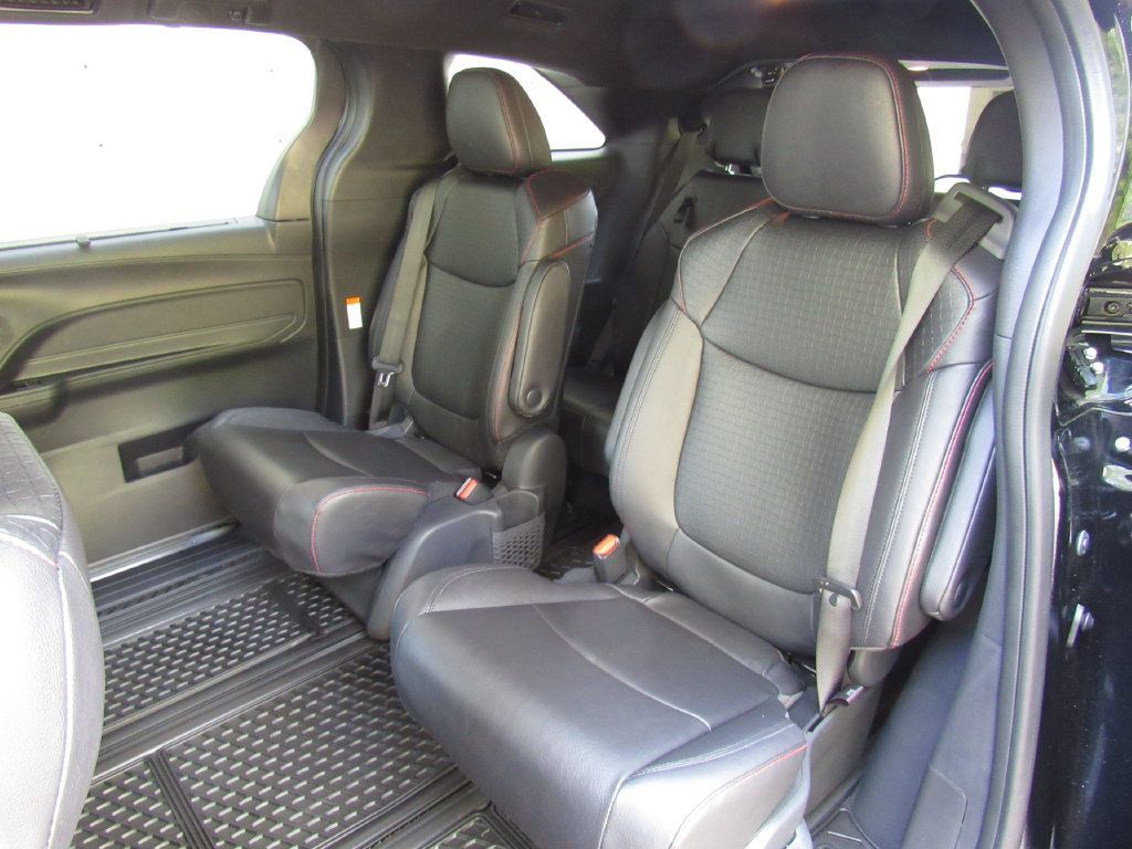 Used 2025 Toyota Sienna XSE AWD/4WD image 17