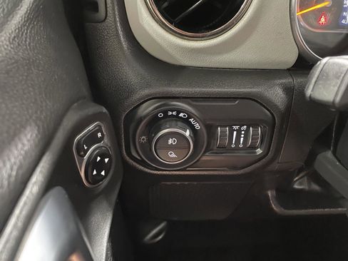 Used 2022 Jeep Gladiator Overland image 16