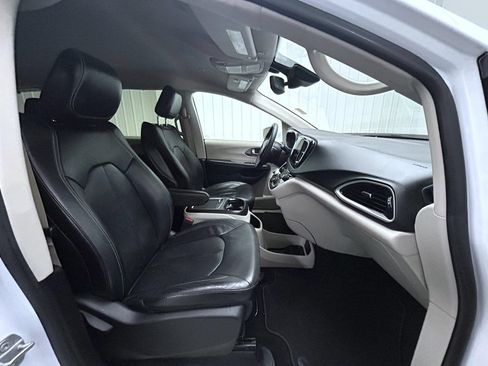 Used 2022 Chrysler Pacifica Touring-L FWD image 15