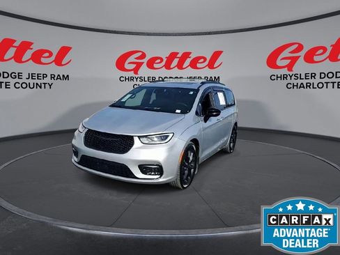 Used 2023 Chrysler Pacifica Limited w/ S Appearance Package image 3