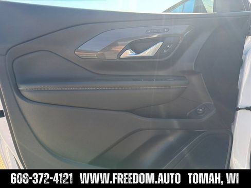 Used 2024 GMC Terrain Denali w/ Denali Premium Package AWD/4WD image 10