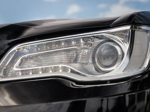 Used 2015 Chrysler 300 C RWD image 9