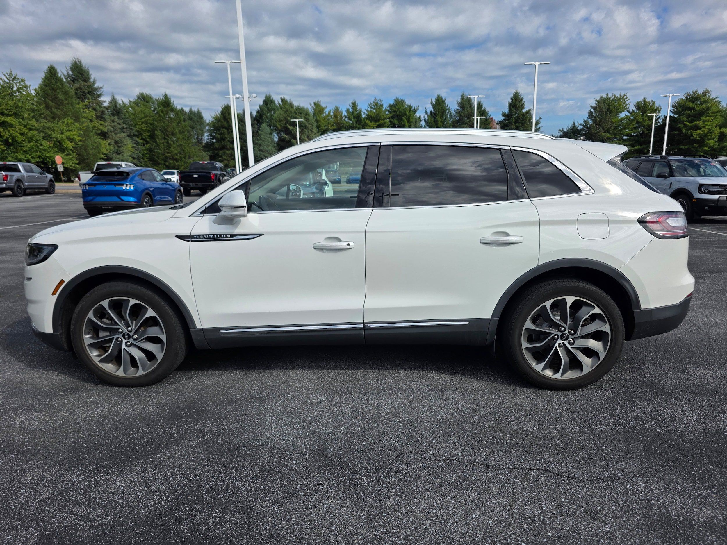Used 2022 Lincoln Nautilus Reserve AWD/4WD image 2