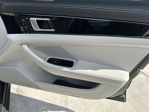 Used 2022 Porsche Panamera 4S image 36