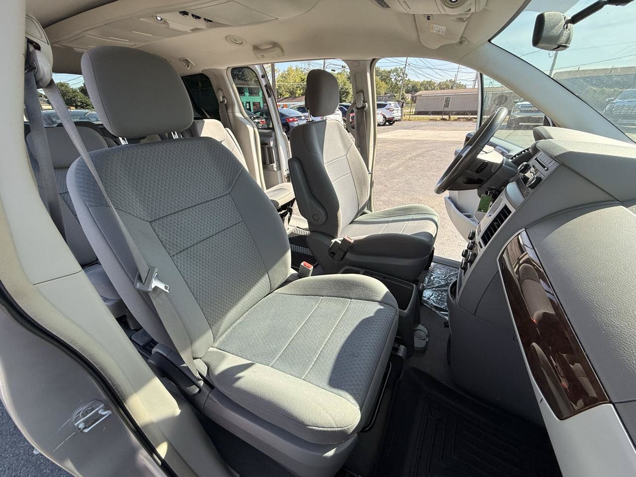 Used 2010 Chrysler Town & Country Touring FWD image 12