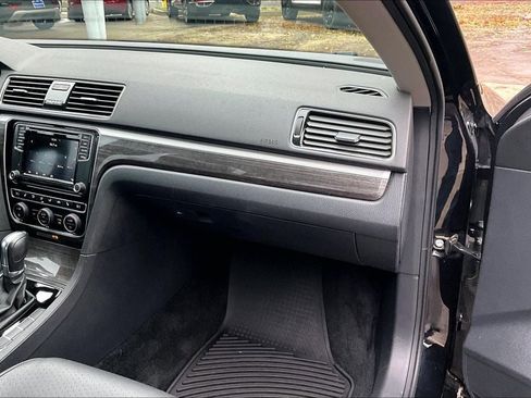 Used 2018 Volkswagen Passat 2.0T SE image 16