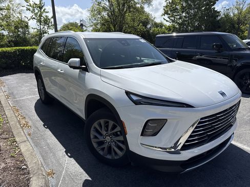 Used 2025 Buick Enclave Preferred image 2